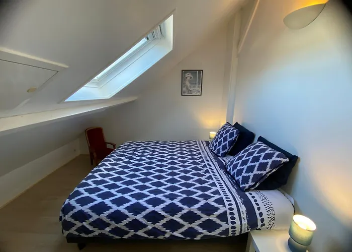 Quatre Couchages, 100 M Apartment *